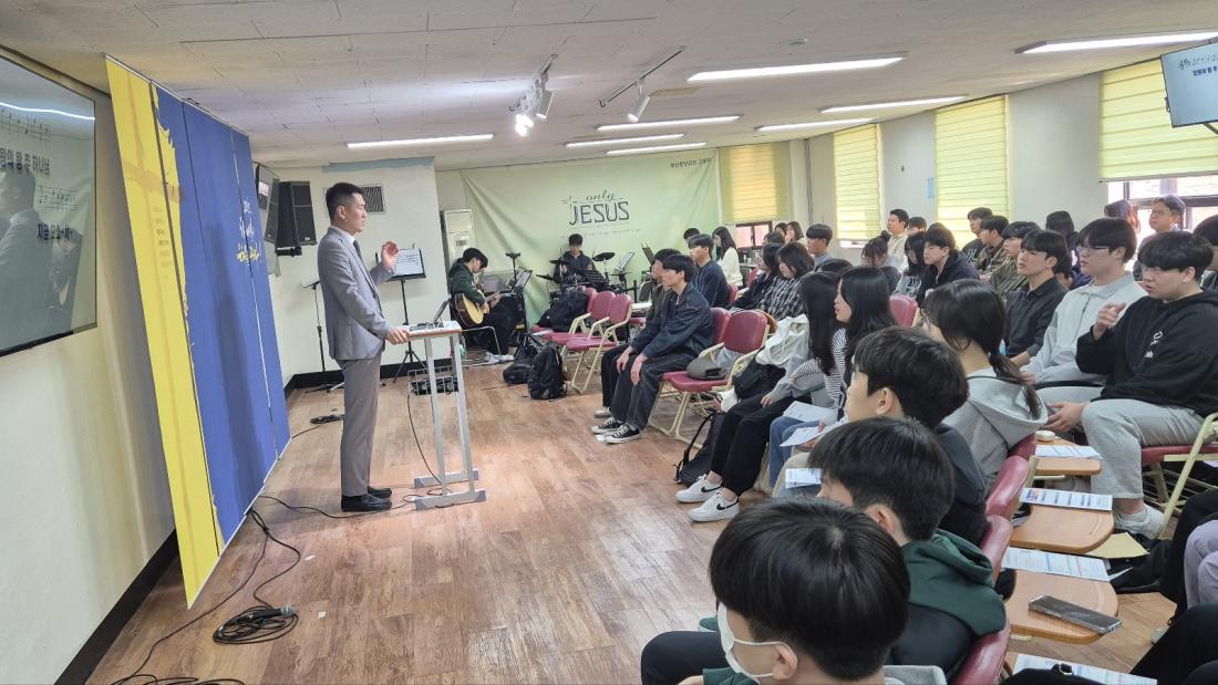 KakaoTalk_20250426_011315787_05.jpg : 4월 6일 고등부 예배 사진입니다~