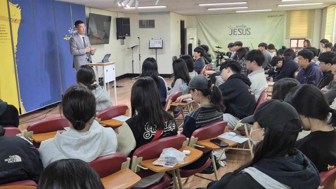 KakaoTalk_20250426_011315787_04.jpg : 4월 6일 고등부 예배 사진입니다~