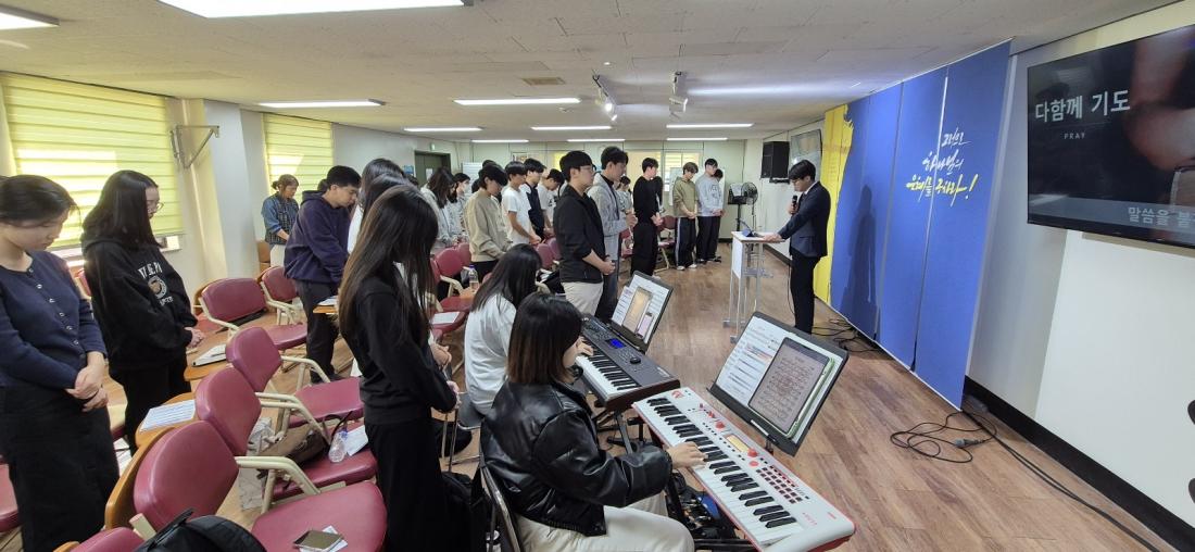 KakaoTalk_20241103_224815515_08.jpg : 11월 3일 고등부 예배 사진입니다