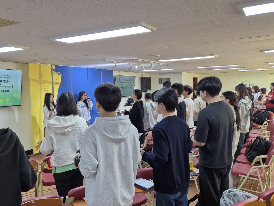KakaoTalk_20241103_224815515_01.jpg : 11월 3일 고등부 예배 사진입니다