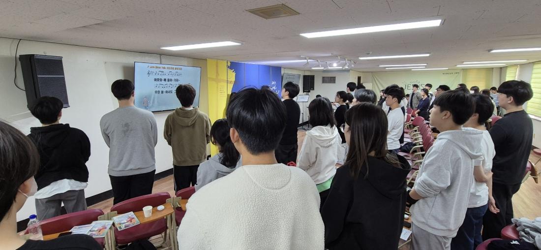KakaoTalk_20241103_224815515_07.jpg : 11월 3일 고등부 예배 사진입니다