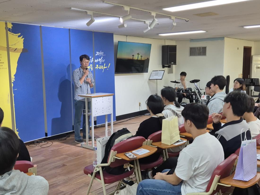 KakaoTalk_20241103_224815515_13.jpg : 11월 3일 고등부 예배 사진입니다