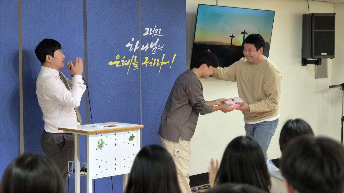 KakaoTalk_20250426_011346611_18.jpg : 4월 13일 고등부 예배 사진입니다~