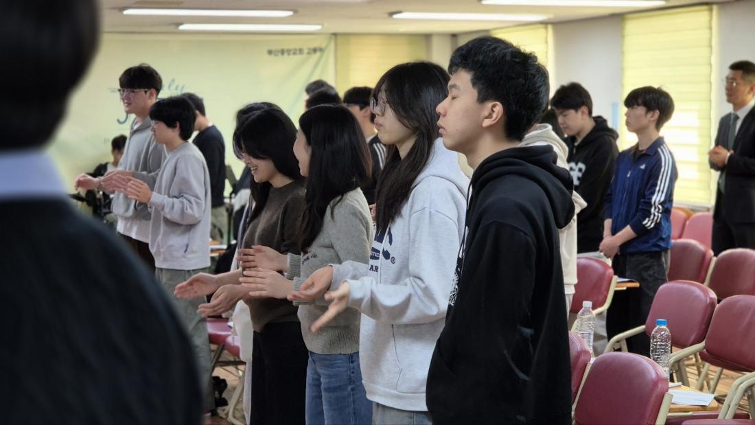 KakaoTalk_20250426_011346611_01.jpg : 4월 13일 고등부 예배 사진입니다~