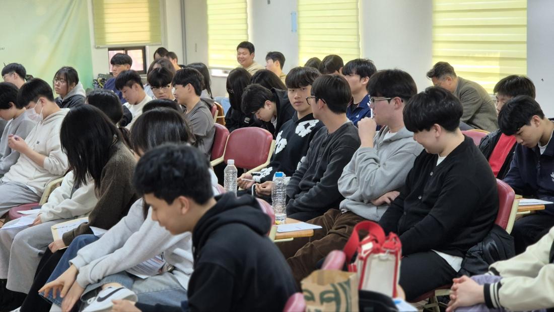 KakaoTalk_20250426_011346611_10.jpg : 4월 13일 고등부 예배 사진입니다~
