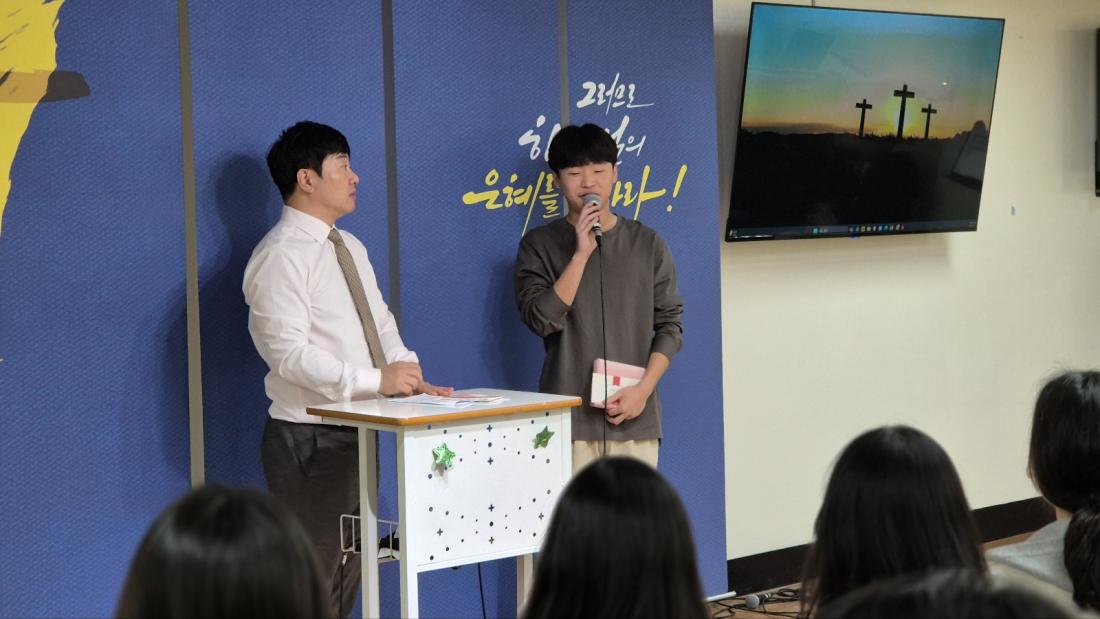 KakaoTalk_20250426_011346611_19.jpg : 4월 13일 고등부 예배 사진입니다~