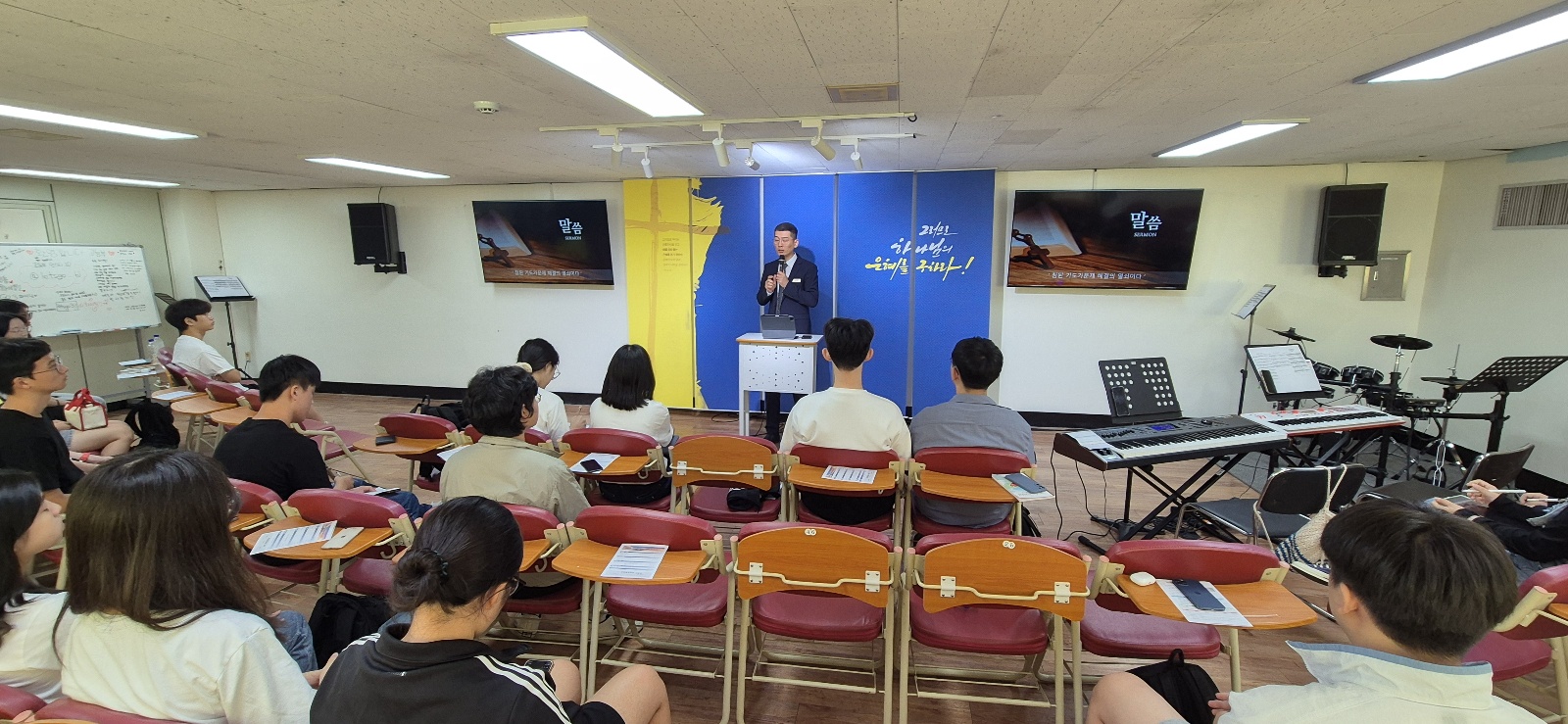 KakaoTalk_20240930_222930553_05.jpg : 9월 29일 고등부 예배 사진입니다
