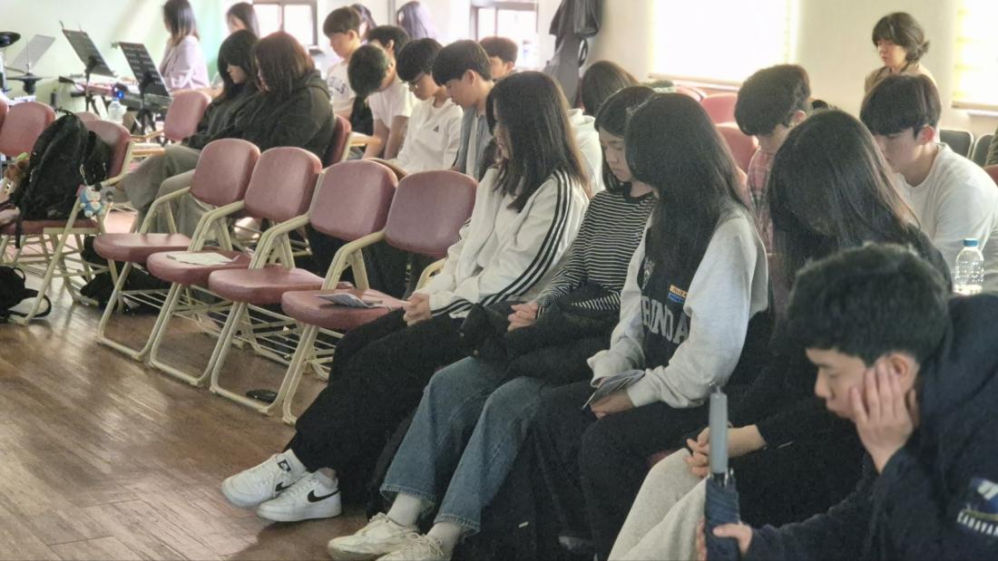 KakaoTalk_20250426_011404212_11.jpg : 4월 20일 종려주일 고등부 예배 사진입니다~