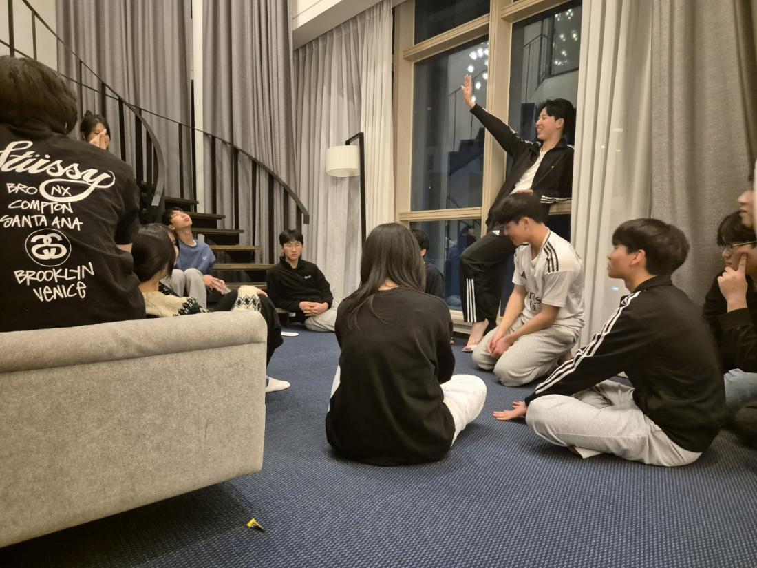 KakaoTalk_20250109_214900524_14.jpg : 2025년 1월 8일 고등부 수련회 사진입니다~