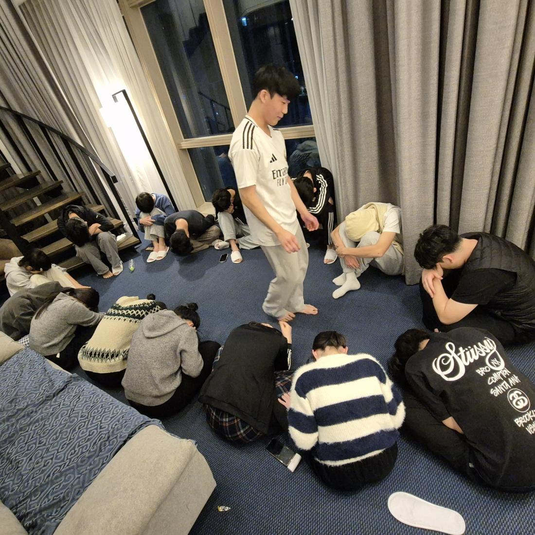 KakaoTalk_20250109_214900524_18.jpg : 2025년 1월 8일 고등부 수련회 사진입니다~