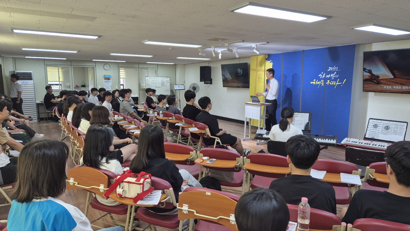 KakaoTalk_20240825_214655650_04.jpg : 8월 25일 고등부 예배 사진입니다