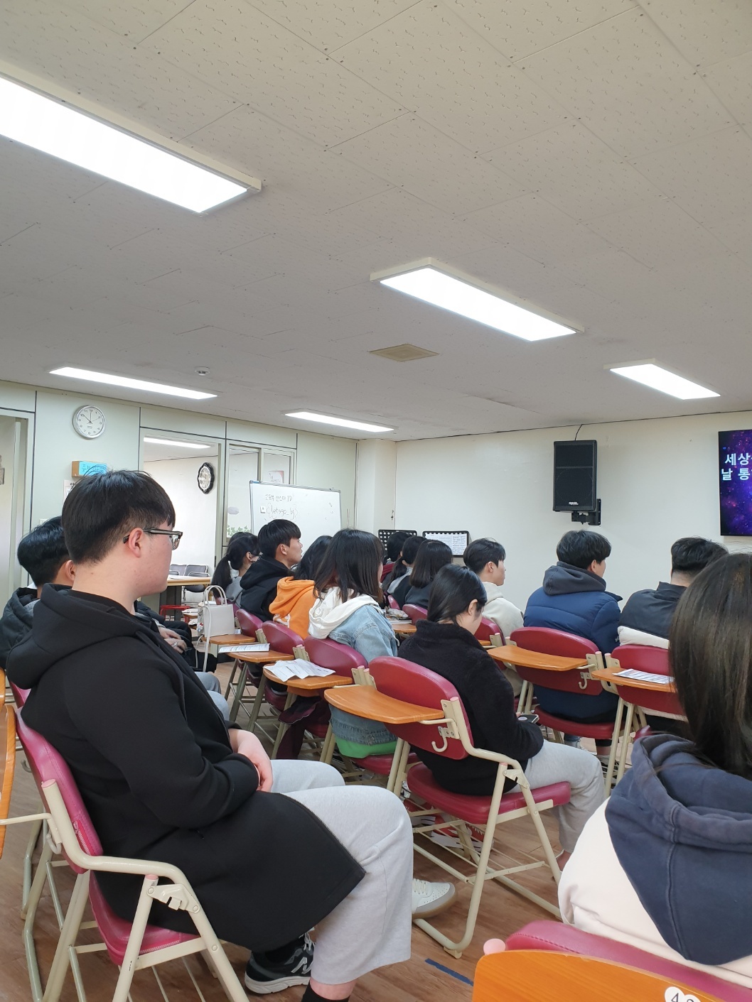 KakaoTalk_20240304_001256161_03.jpg : 고등부 3월 3일 예배 사진입니다