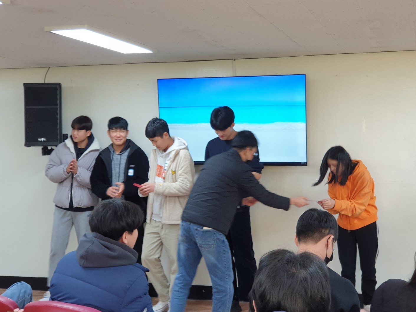 KakaoTalk_20240304_001256161_01.jpg : 고등부 3월 3일 예배 사진입니다
