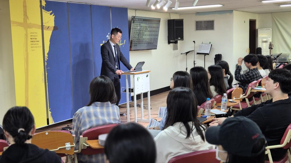 KakaoTalk_20250430_194749363_04.jpg : 4월 27일 고등부 예배 사진입니다~