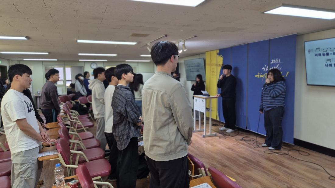 KakaoTalk_20250430_194749363_01.jpg : 4월 27일 고등부 예배 사진입니다~