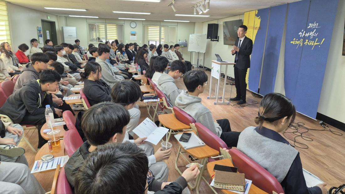 KakaoTalk_20250324_023431342_06.jpg : 3월 23일 고등부 예배 사진입니다~