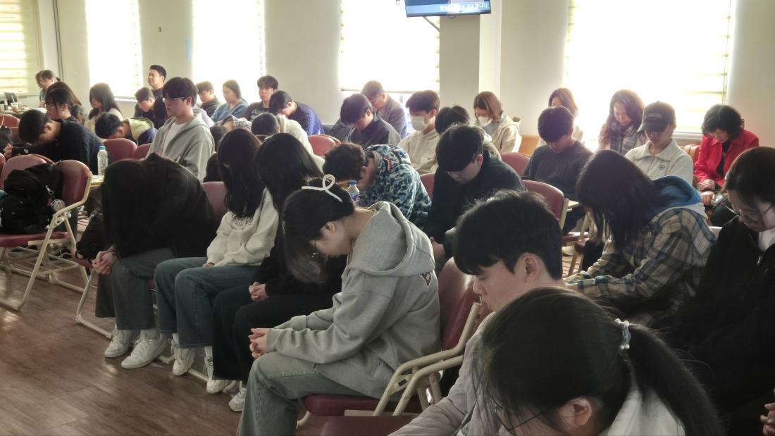 KakaoTalk_20250324_023431342_10.jpg : 3월 23일 고등부 예배 사진입니다~