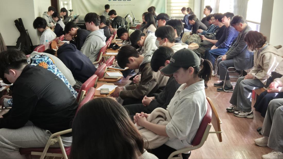 KakaoTalk_20250324_023431342_13.jpg : 3월 23일 고등부 예배 사진입니다~
