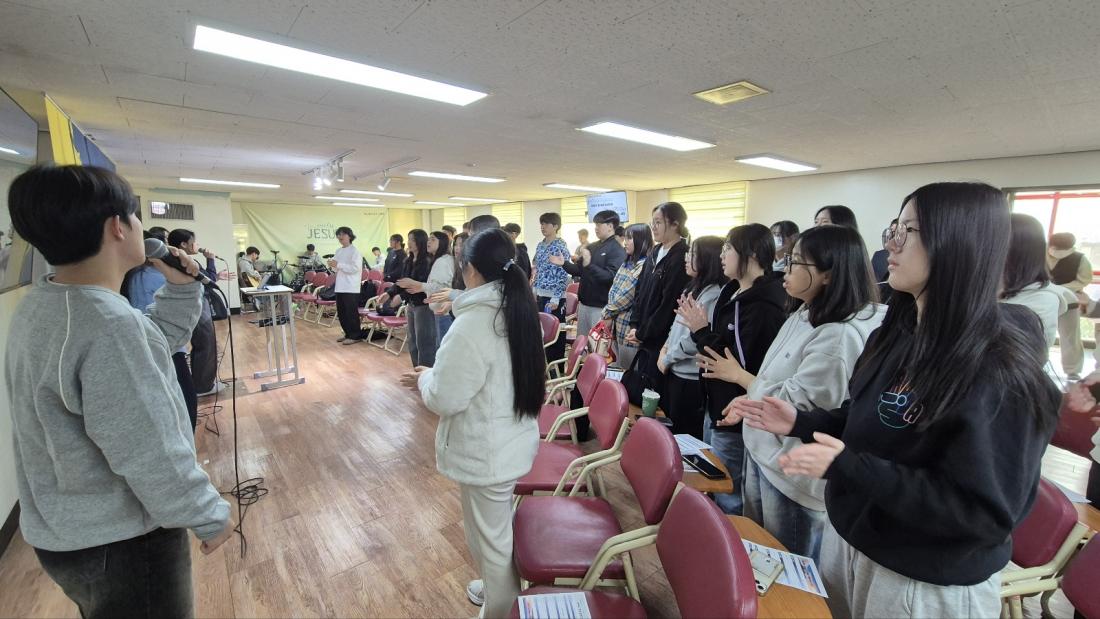 KakaoTalk_20250324_023431342_01.jpg : 3월 23일 고등부 예배 사진입니다~
