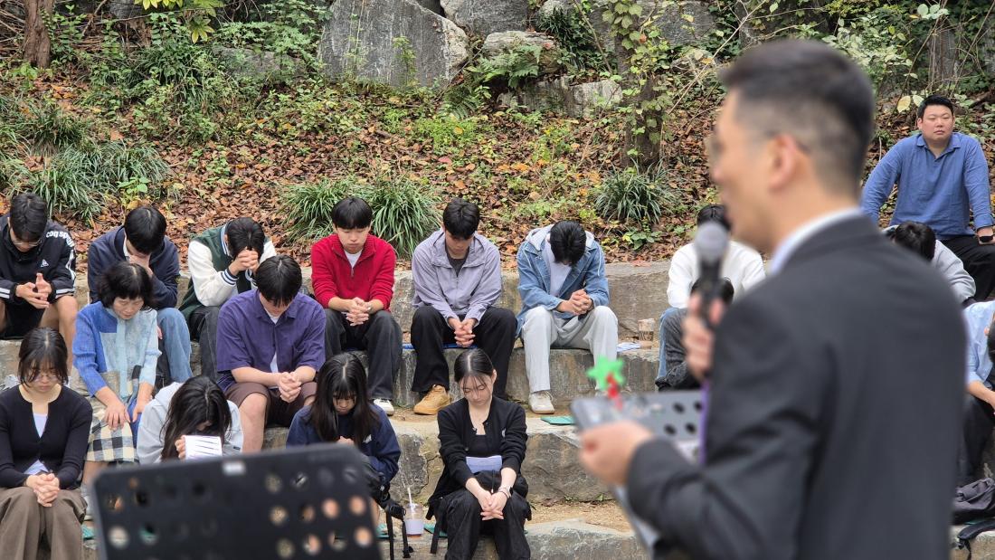 20251019_114059.jpg : 10월 19일 고등부 예배 사진입니다~
