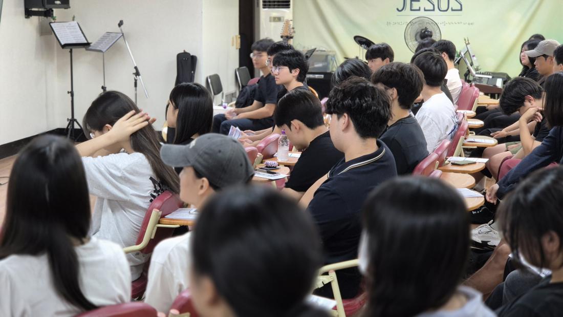 KakaoTalk_20250906_155449076_04.jpg : 8월 3일 고등부 예배 사진입니다~