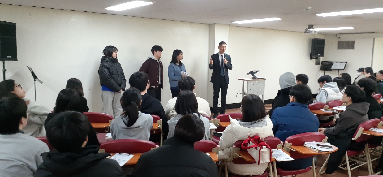 KakaoTalk_20240204_233514458_09.jpg : 2/4 고등부 예배 사진입니다