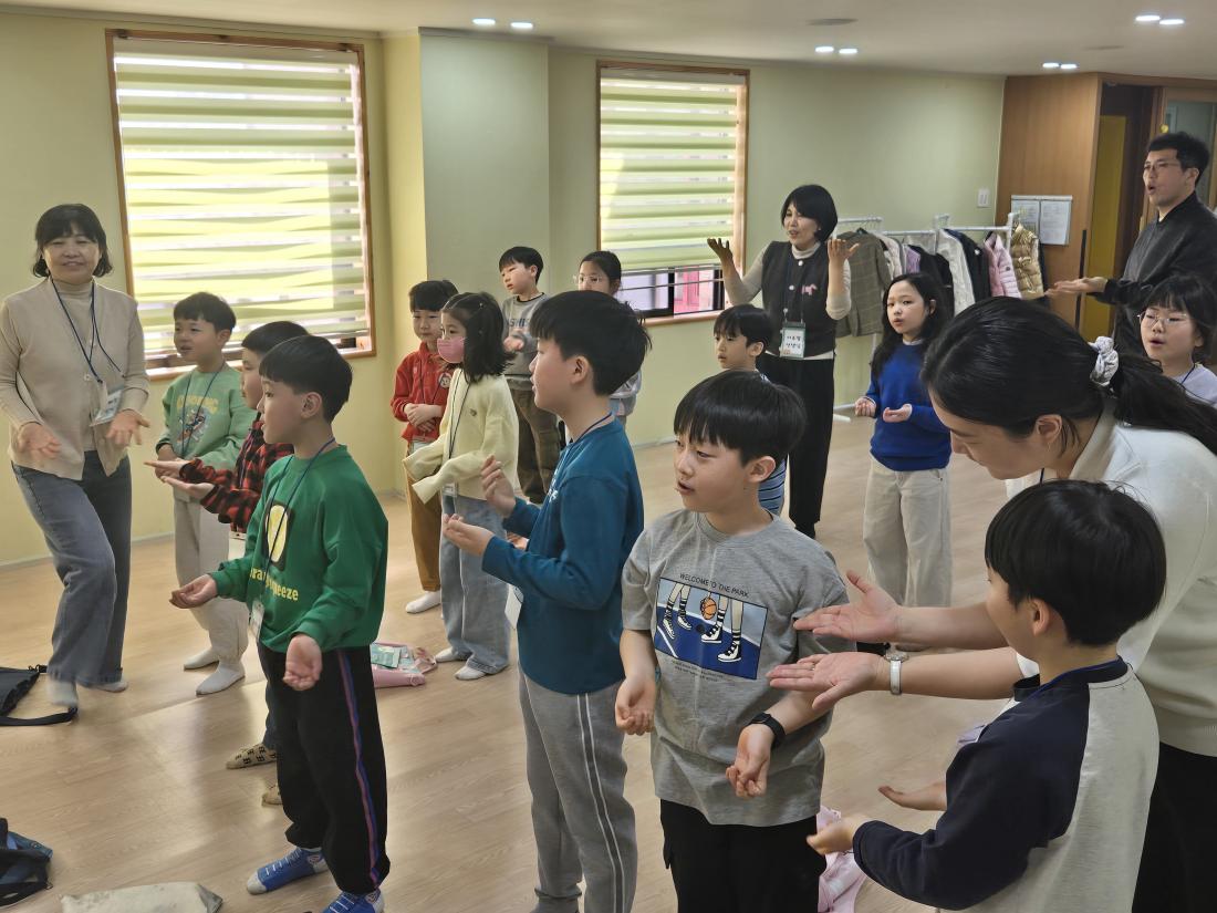KakaoTalk_20250323_201649105_24.jpg : 3월 넷째 주 예배 모습입니다.