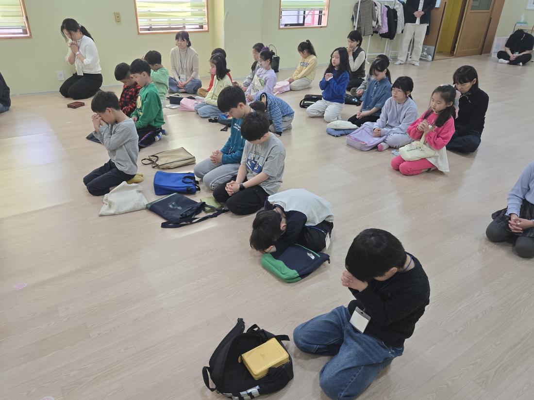 KakaoTalk_20250323_201649105_12.jpg : 3월 넷째 주 예배 모습입니다.