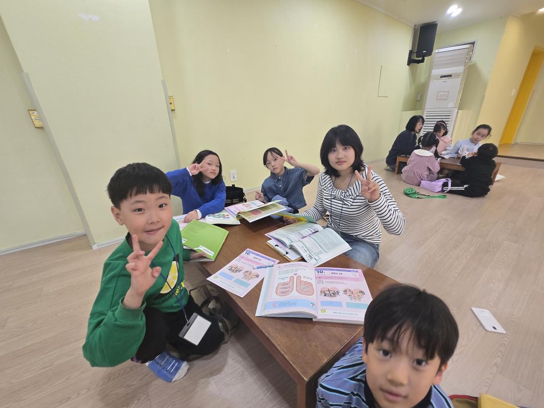 KakaoTalk_20250323_201649105_05.jpg : 3월 넷째 주 예배 모습입니다.