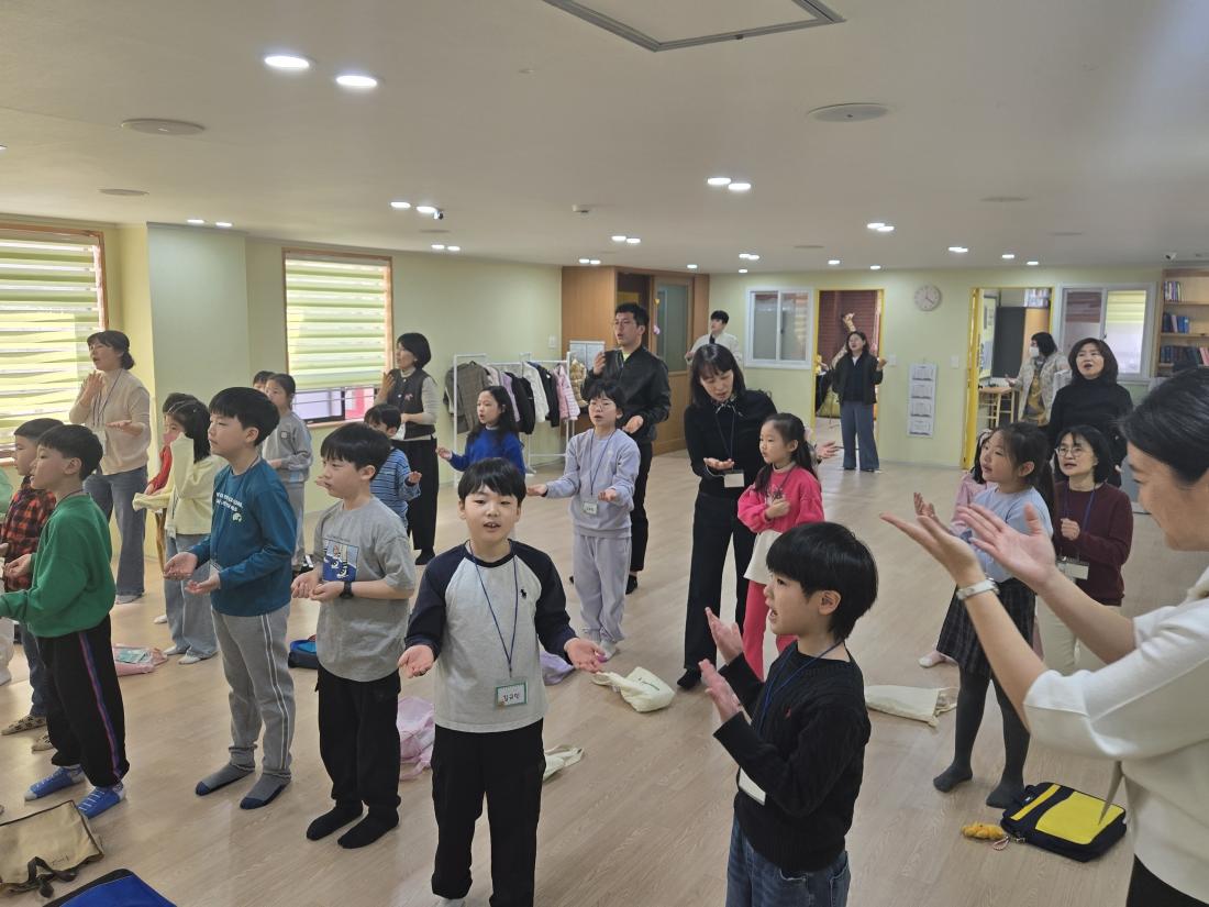 KakaoTalk_20250323_201649105_23.jpg : 3월 넷째 주 예배 모습입니다.