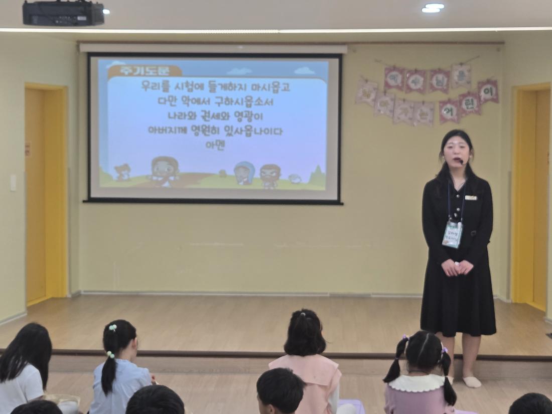 KakaoTalk_20250323_201649105_09.jpg : 3월 넷째 주 예배 모습입니다.
