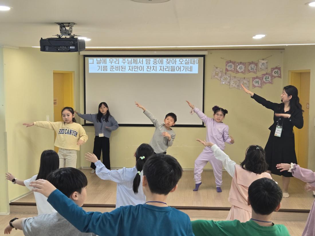 KakaoTalk_20250323_201758842_02.jpg : 3월 넷째 주 예배 모습입니다.