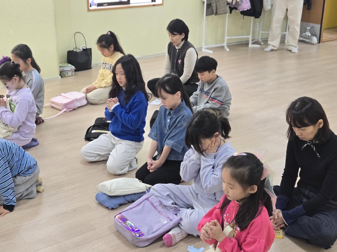 KakaoTalk_20250323_201649105_11.jpg : 3월 넷째 주 예배 모습입니다.