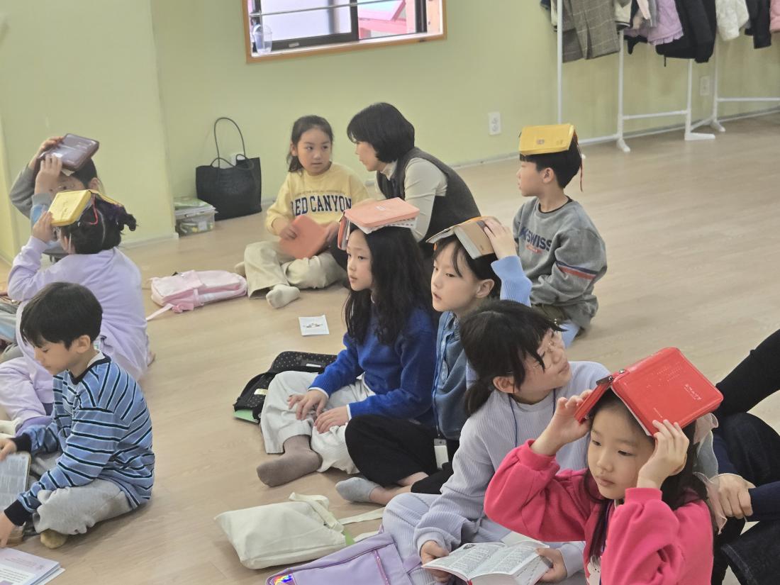 KakaoTalk_20250323_201649105_14.jpg : 3월 넷째 주 예배 모습입니다.