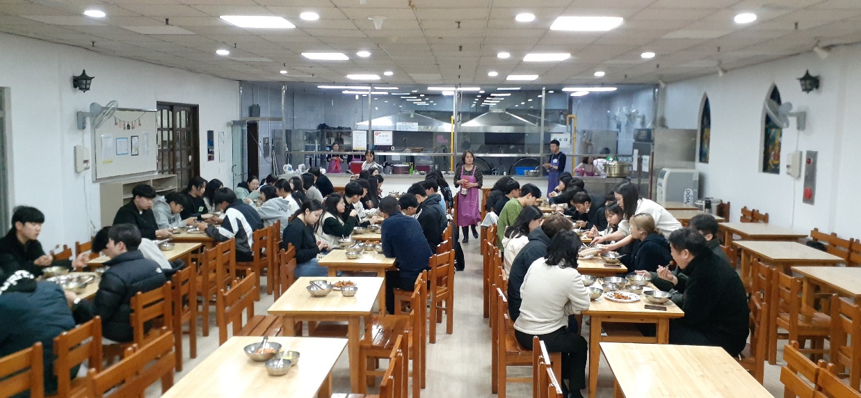 KakaoTalk_20240222_022510666_10.jpg : 고등부 겨울수련회 1일차, 개회예배 및 점심식사 사진입니다. KakaoTalk_20240222_022510666_10.jpg : 고등부 겨울수련회 1일차, 개회예배 및 점심식사 사진입니다.