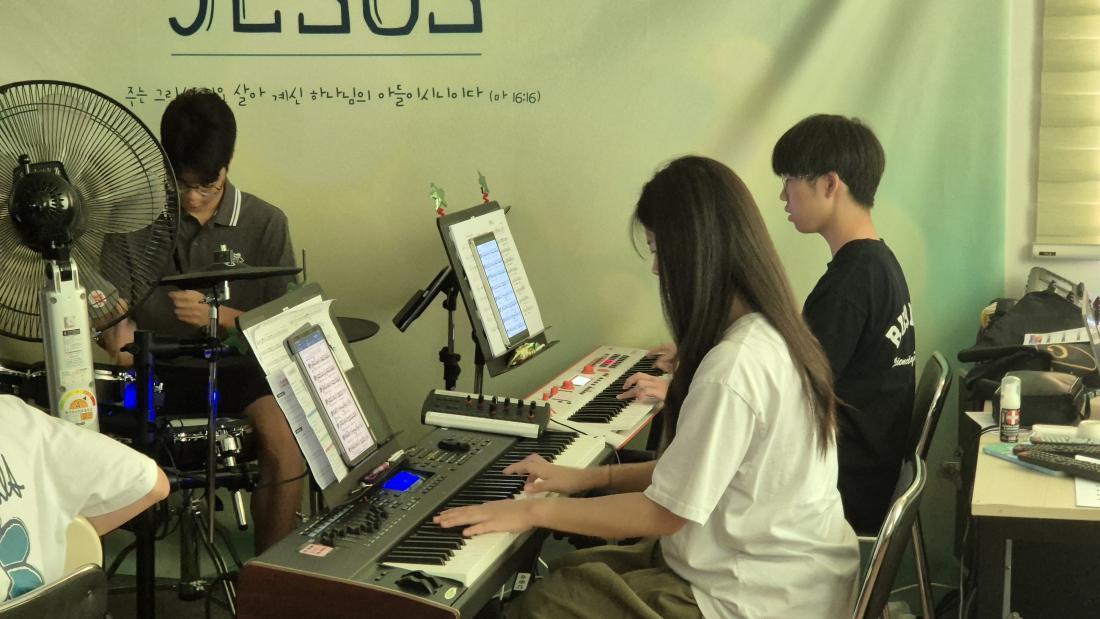 KakaoTalk_20250906_155738211_14.jpg : 8월 17일 고등부 예배 사진입니다~