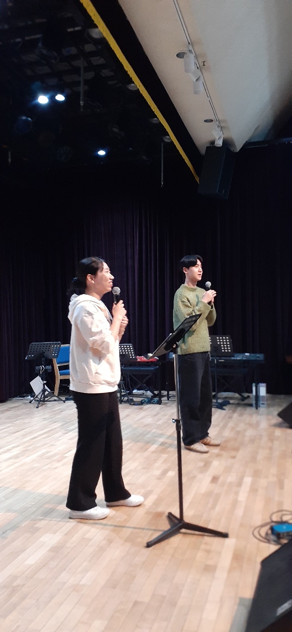 KakaoTalk_20240222_022510666_13.jpg : 고등부 겨울수련회 1일차, 레크레이션과 조별나눔 및 식사 사진입니다 KakaoTalk_20240222_022510666_13.jpg : 고등부 겨울수련회 1일차, 레크레이션과 조별나눔 및 식사 사진입니다