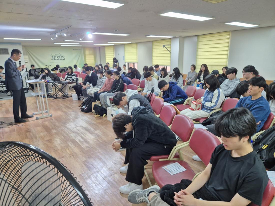 KakaoTalk_20241110_235316316_07.jpg : 11월 10일 고등부 예배 사진입니다