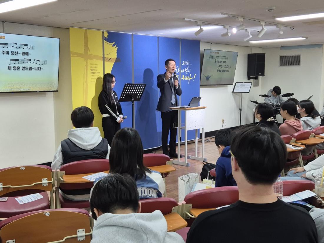 KakaoTalk_20241110_235316316_06.jpg : 11월 10일 고등부 예배 사진입니다