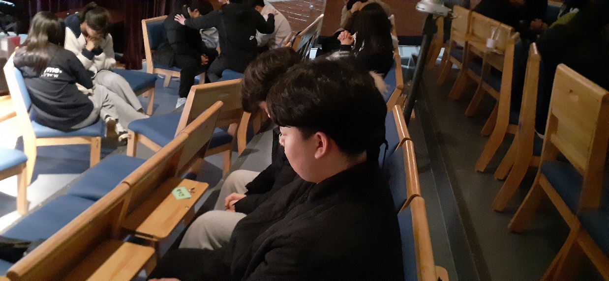 KakaoTalk_20240222_022632438_01.jpg : 고등부 수련회 1일차, 저녁집회와 기도회 그리고 학생 간증 사진입니다