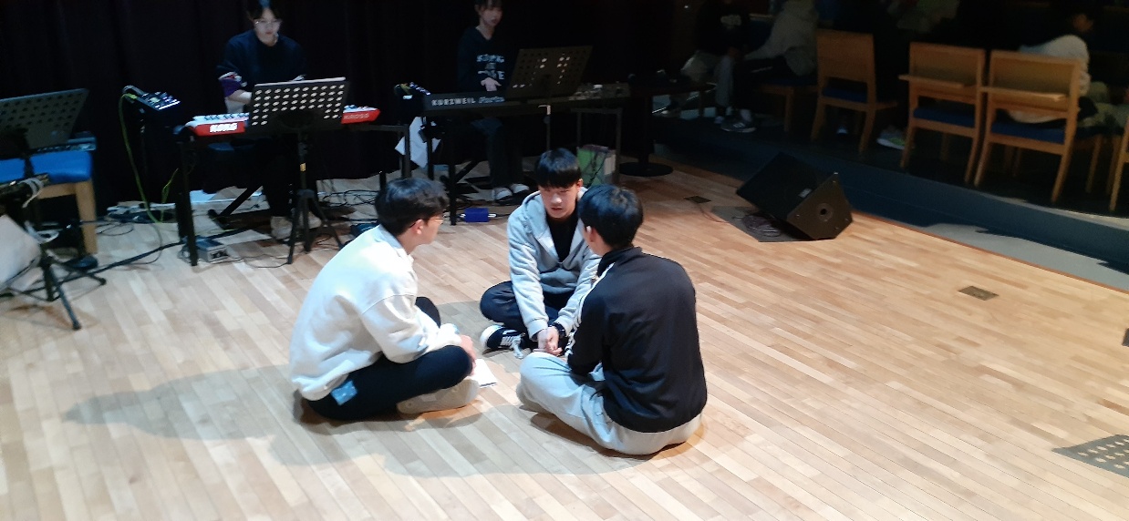 KakaoTalk_20240222_022510666_25.jpg : 고등부 수련회 1일차, 저녁집회와 기도회 그리고 학생 간증 사진입니다