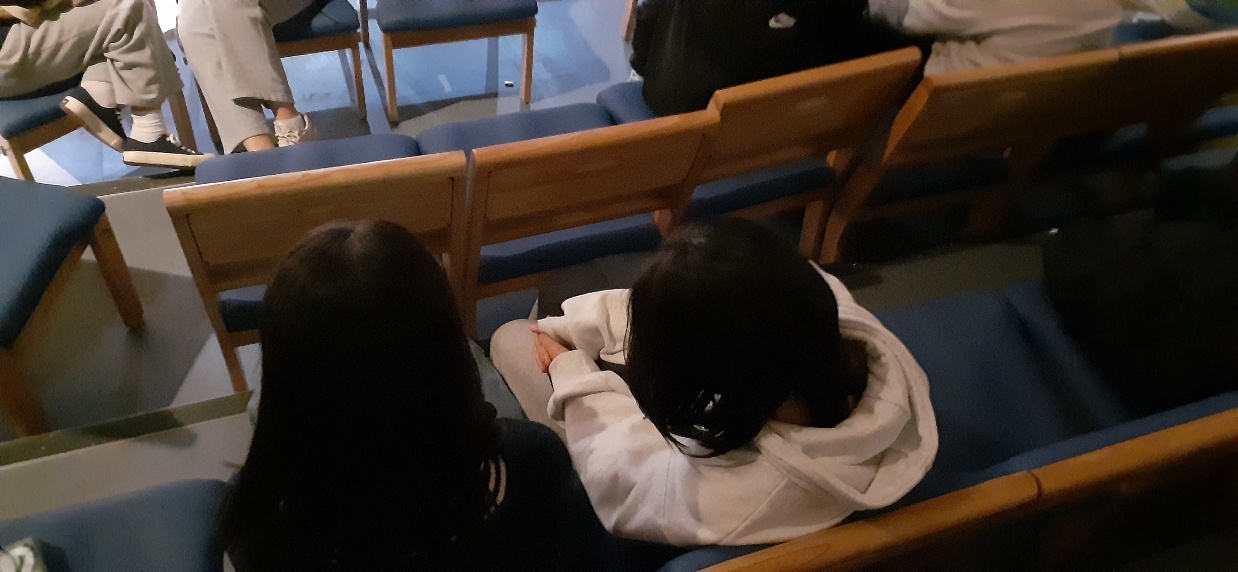 KakaoTalk_20240222_022632438_04.jpg : 고등부 수련회 1일차, 저녁집회와 기도회 그리고 학생 간증 사진입니다