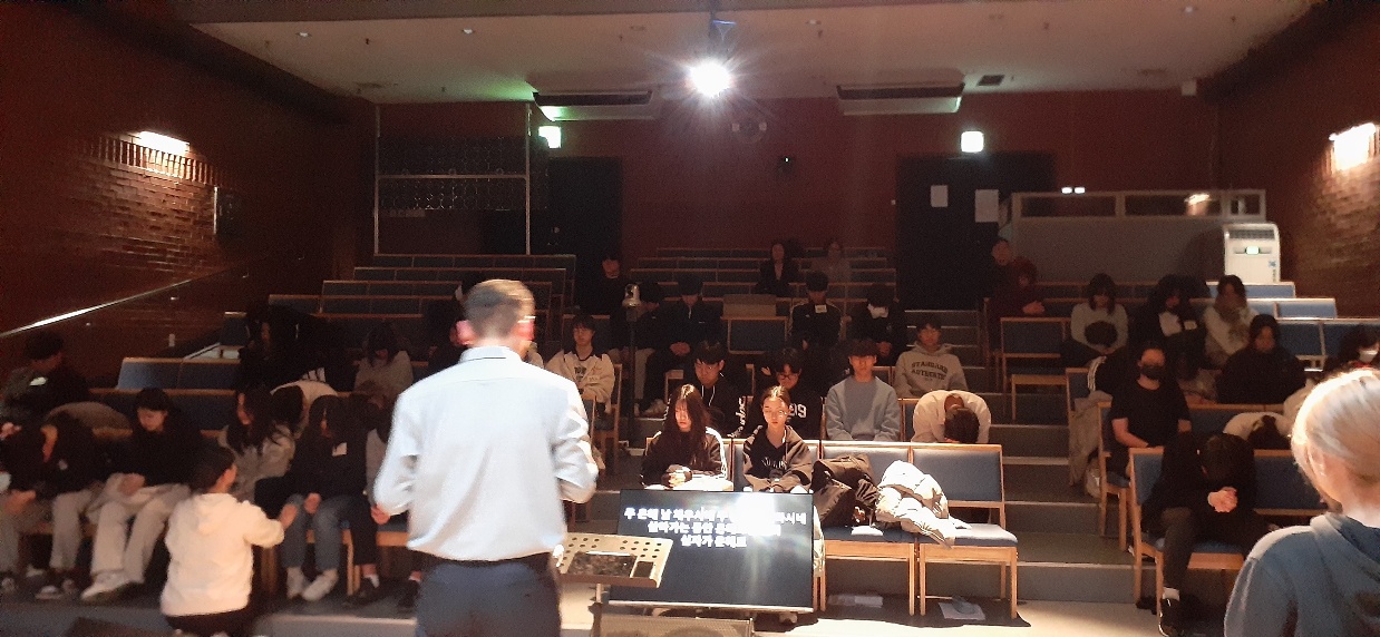 KakaoTalk_20240222_022510666_23.jpg : 고등부 수련회 1일차, 저녁집회와 기도회 그리고 학생 간증 사진입니다