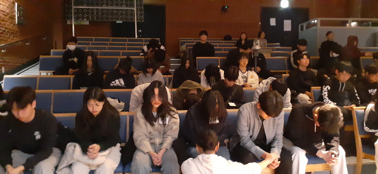 KakaoTalk_20240222_022510666_24.jpg : 고등부 수련회 1일차, 저녁집회와 기도회 그리고 학생 간증 사진입니다