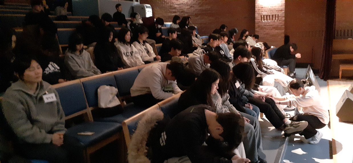 KakaoTalk_20240222_022510666_18.jpg : 고등부 수련회 1일차, 저녁집회와 기도회 그리고 학생 간증 사진입니다