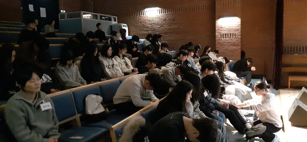 KakaoTalk_20240222_022510666_19.jpg : 고등부 수련회 1일차, 저녁집회와 기도회 그리고 학생 간증 사진입니다