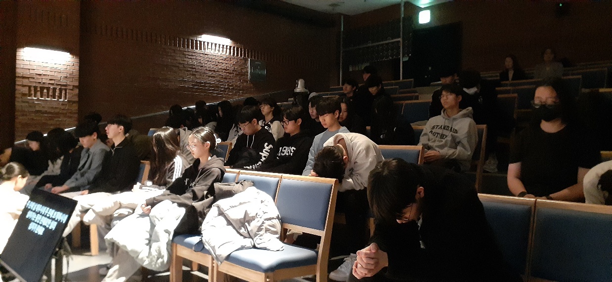 KakaoTalk_20240222_022510666_21.jpg : 고등부 수련회 1일차, 저녁집회와 기도회 그리고 학생 간증 사진입니다