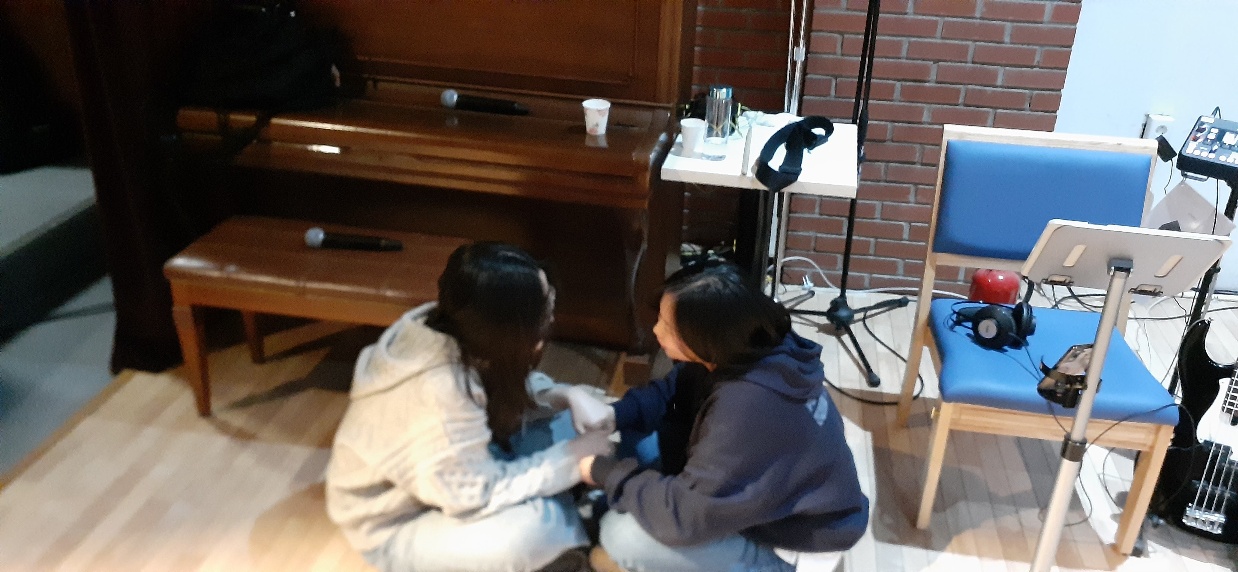 KakaoTalk_20240222_022510666_26.jpg : 고등부 수련회 1일차, 저녁집회와 기도회 그리고 학생 간증 사진입니다